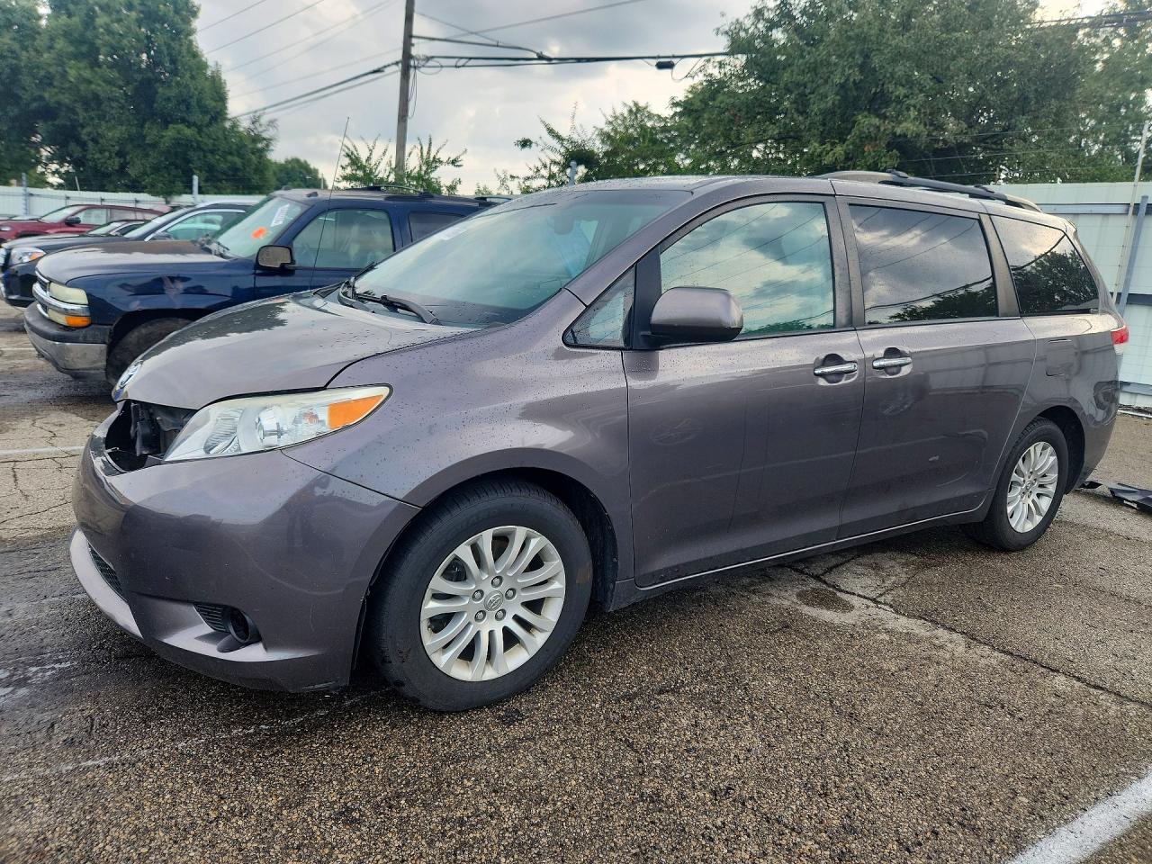 2013 Toyota Sienna XLE, VIN 5TDYK3DC2DS321592 — Water / flood