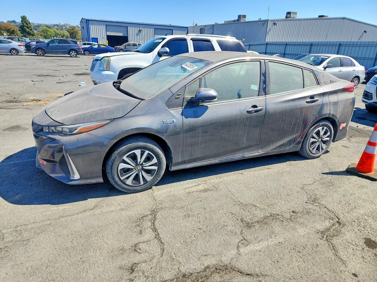 2017 Toyota Prius Premium, VIN JTDKARFP2H3053906 — Front end