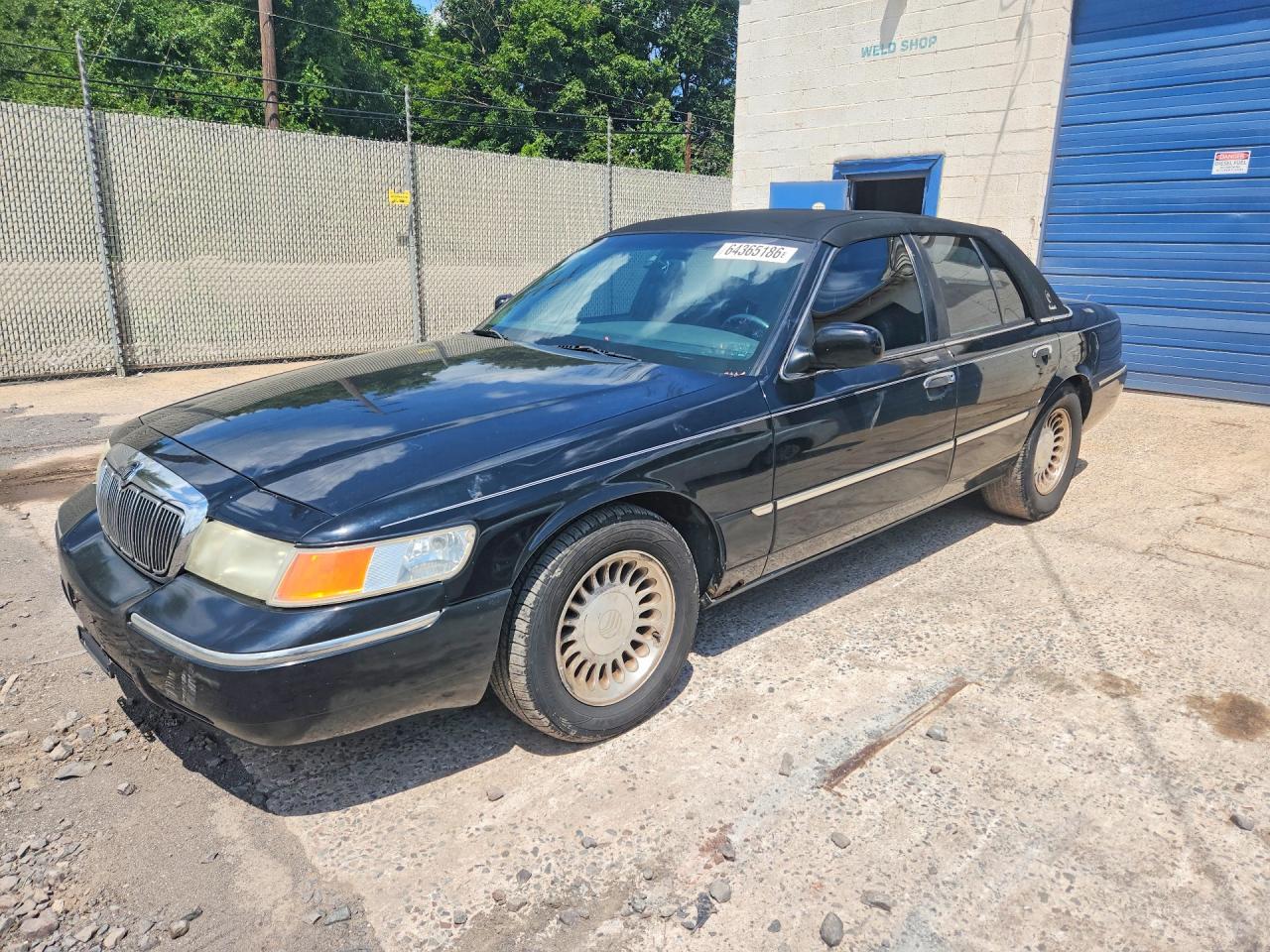2000 Mercury Grand Marquis LS, VIN 2MEFM75W0YX663861 — Бок