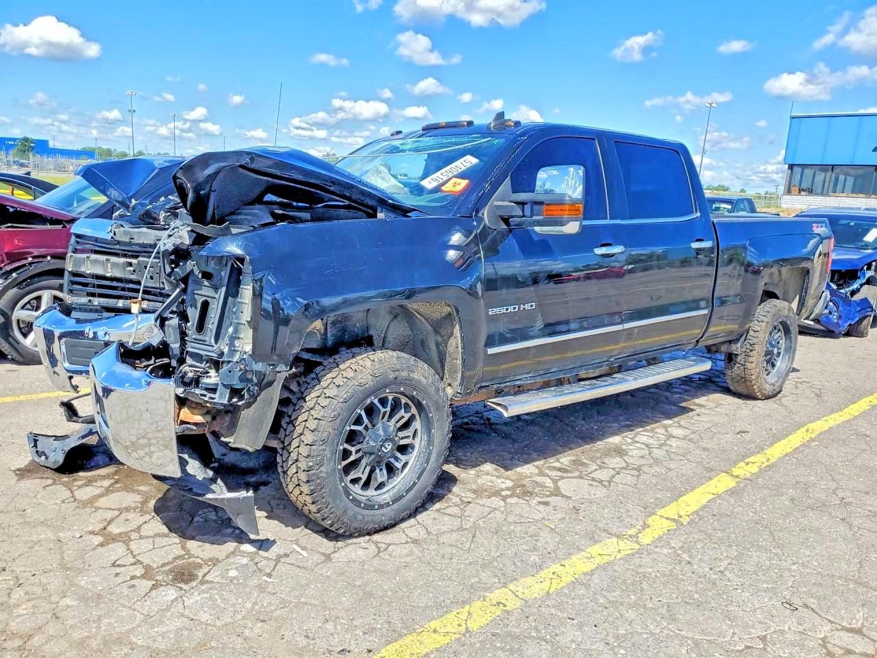 2015 Chevrolet Silverado 2500HD LTZ, VIN 1GC1KWE8XFF650573 — Front end