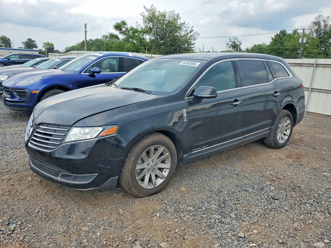 2019 Lincoln MKT, VIN 2LMHJ5NK7KBL04256 — Перед