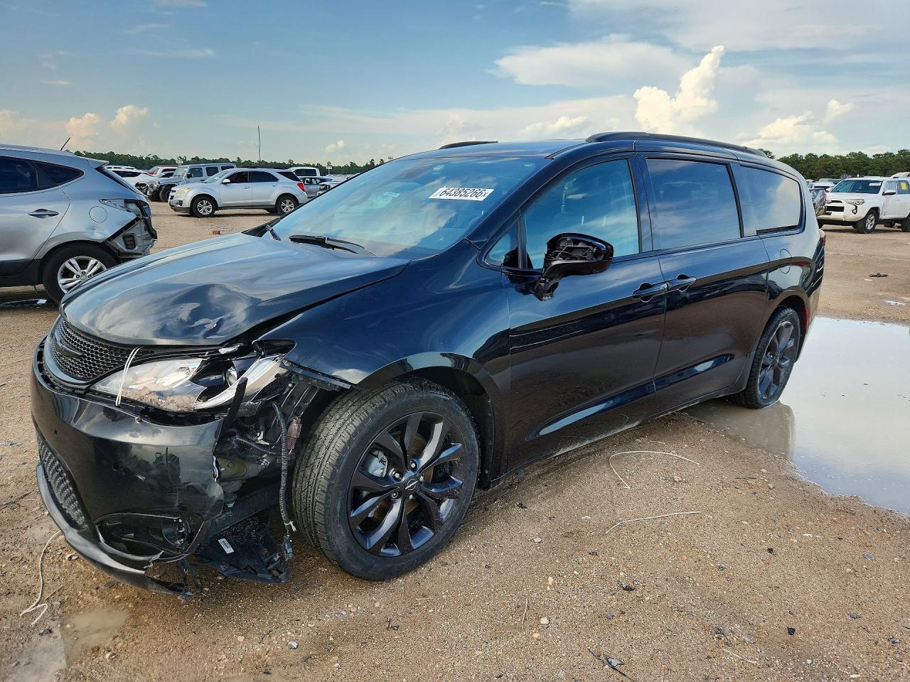 2020 Chrysler Pacifica Touring L, VIN 2C4RC1BG3LR111697 — Side