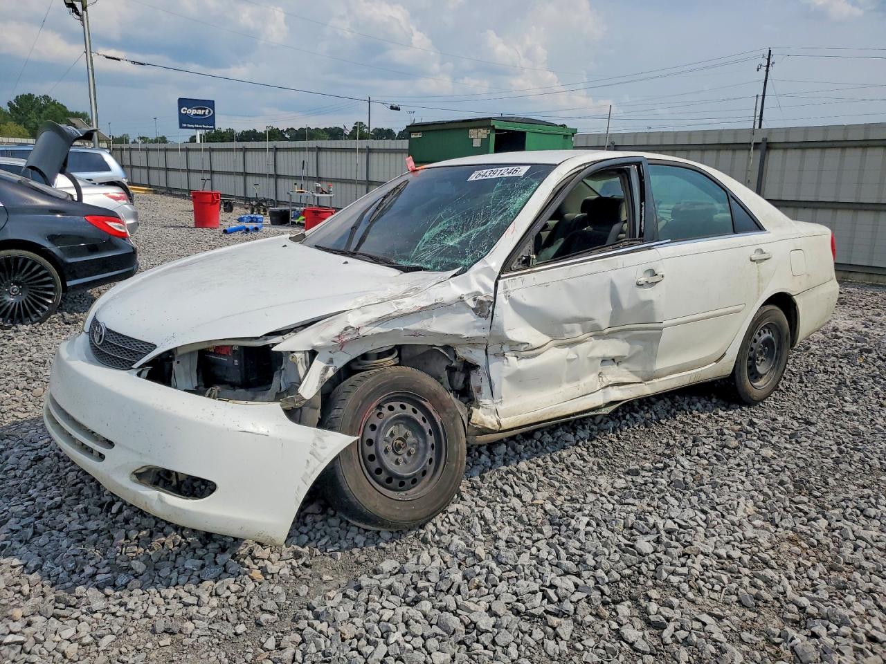 2004 Toyota Camry LE, VIN JTDBE32K040272273 — Front end
