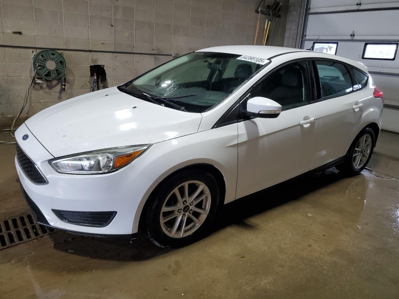 2015 Ford Focus SE, VIN 1FADP3K23FL375911 — Auction photo