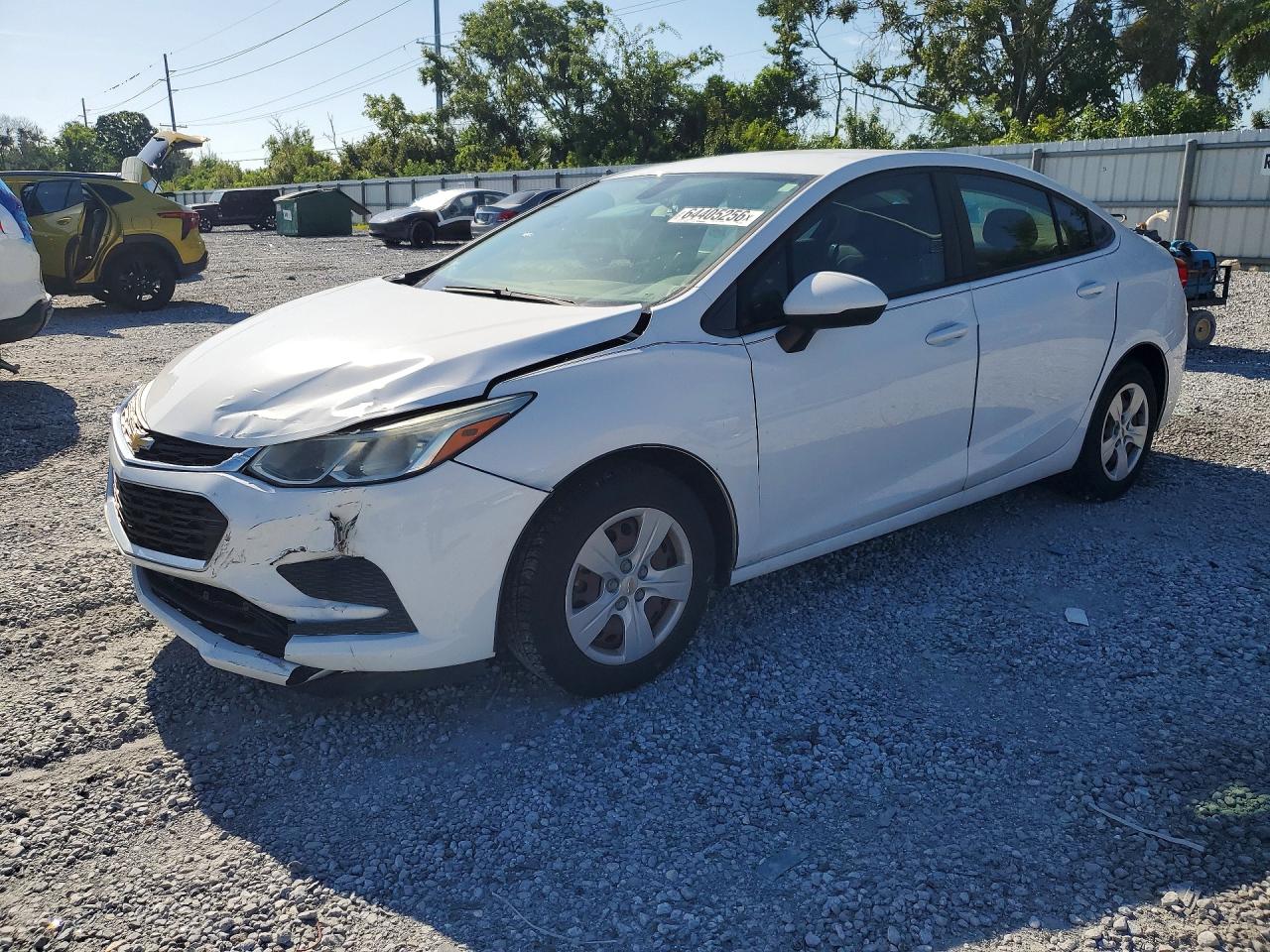 2018 Chevrolet Cruze LS, VIN 1G1BC5SM0J7225050 — Перед