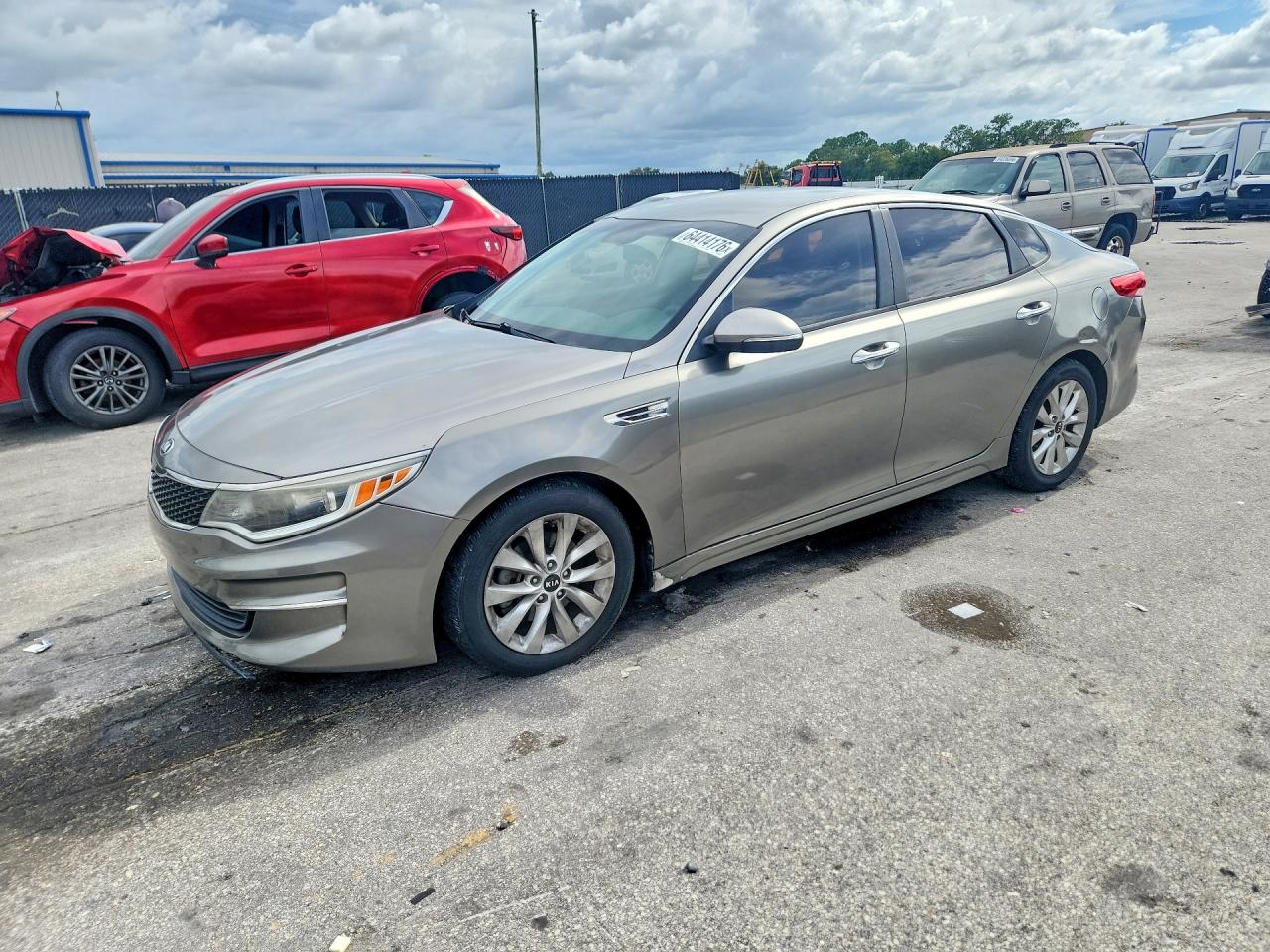 2016 Kia Optima LX, VIN 5XXGT4L33GG060639 — Бок
