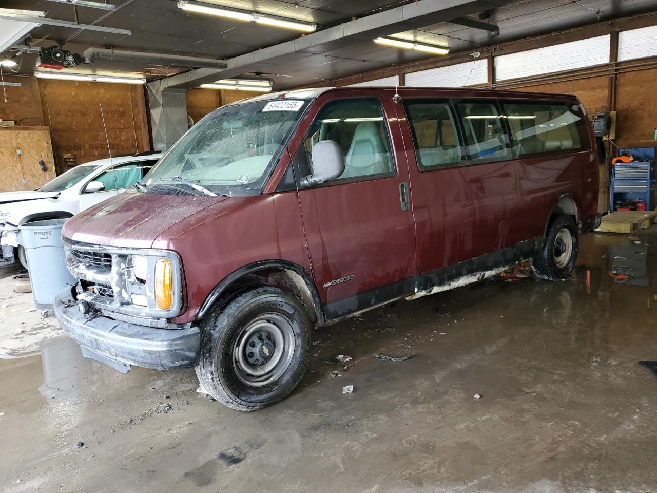 2000 Chevrolet Express G3500, VIN 1GNHG39R9Y1143821 — Front end
