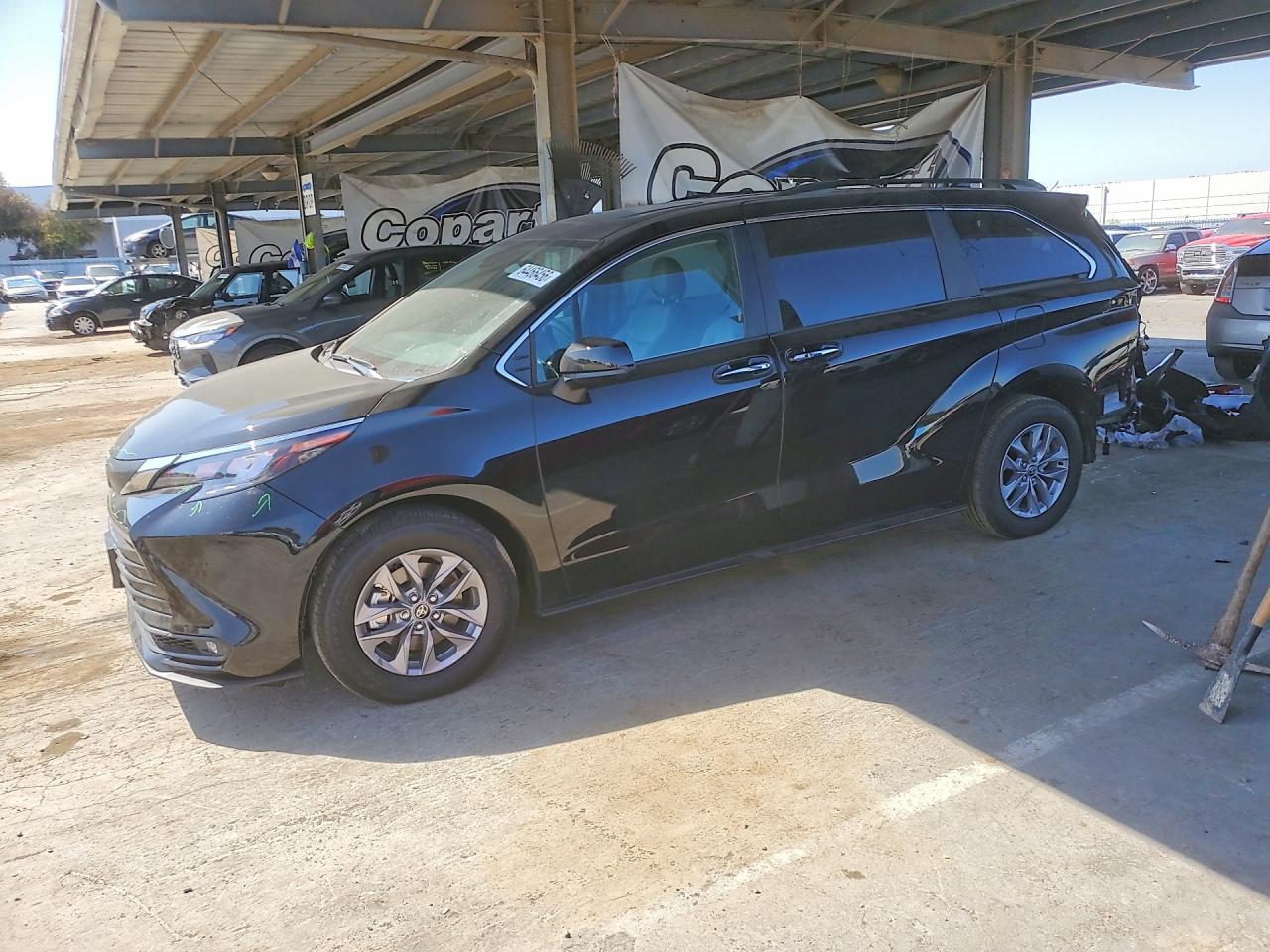 2026 Toyota Sienna XLE, VIN 5TDYRKEC8TS324953 — Зад
