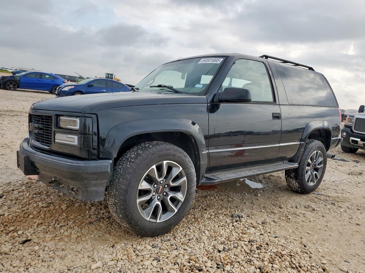 1997 GMC Yukon, VIN 3GKEK18R3VG522671 — Side