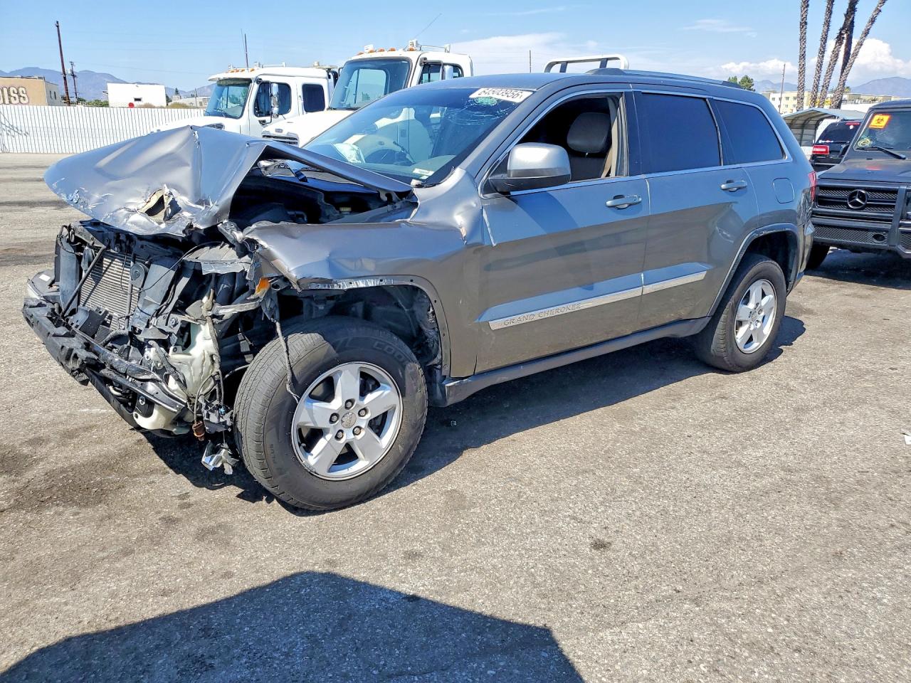 2012 Jeep Grand Cherokee Laredo, VIN 1C4RJEAG7CC194607 — Front end