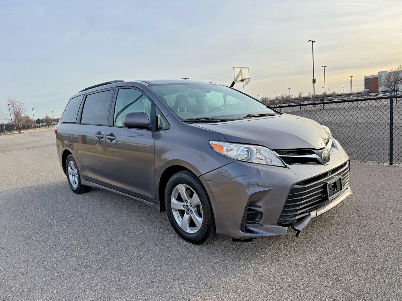 2018 Toyota Sienna LE, VIN 5TDKZ3DC1JS925096 — Minor dents and scratches