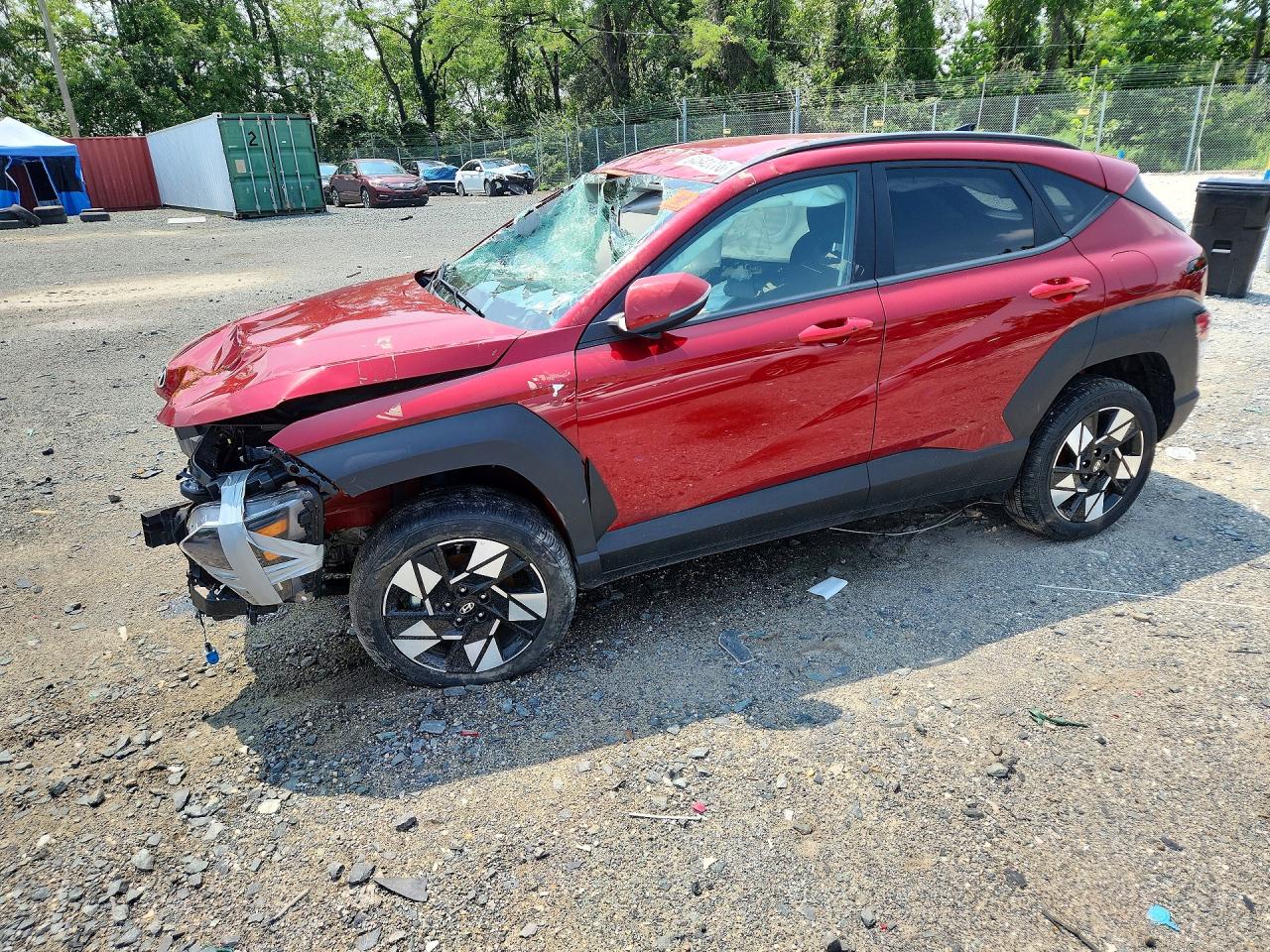 2025 Hyundai Kona SEL, VIN KM8HBCAB8SU300519 — Бок