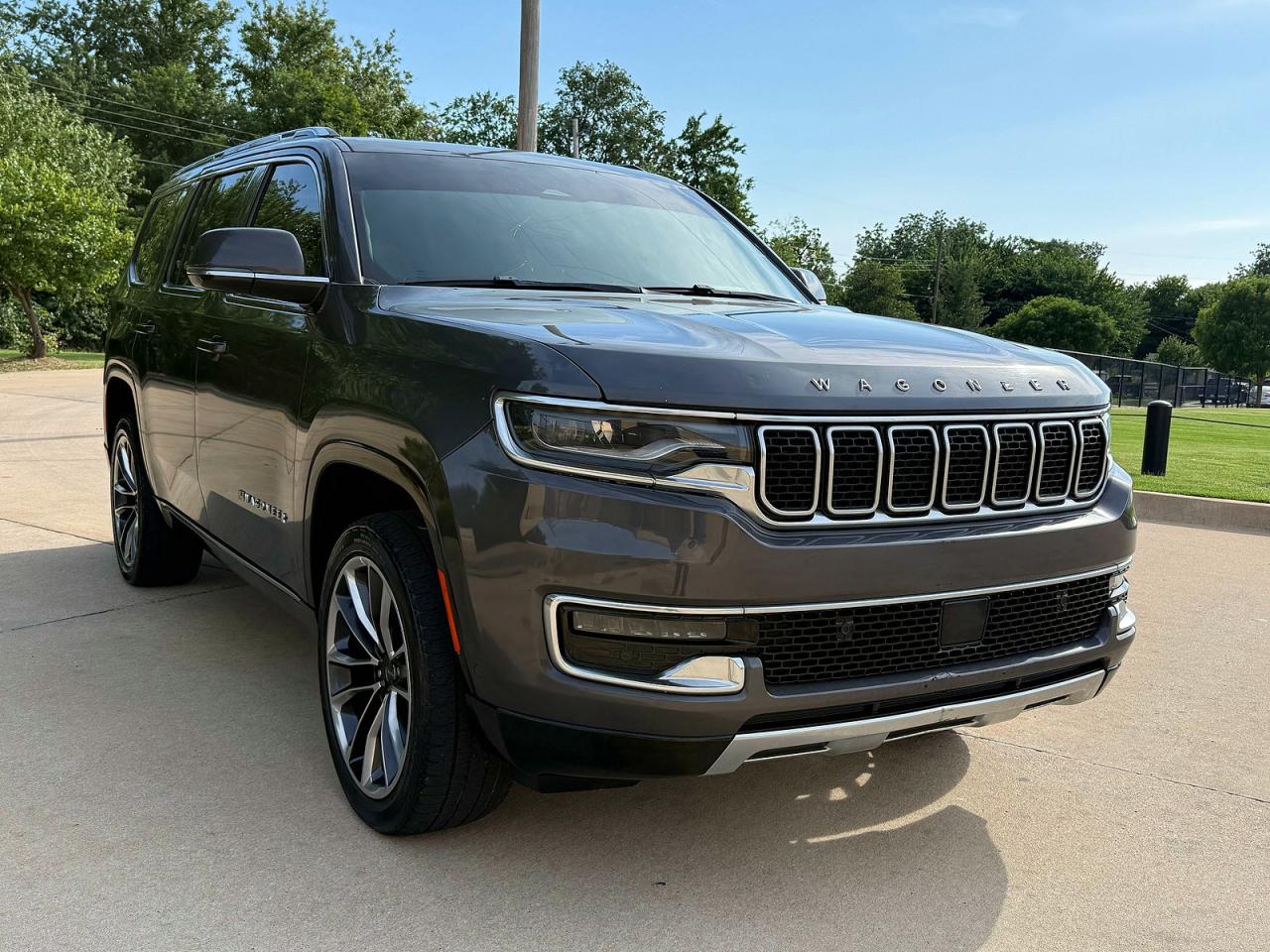 2022 Jeep Wagoneer Series III, VIN 1C4SJVDT7NS127735 — Minor dents and scratches