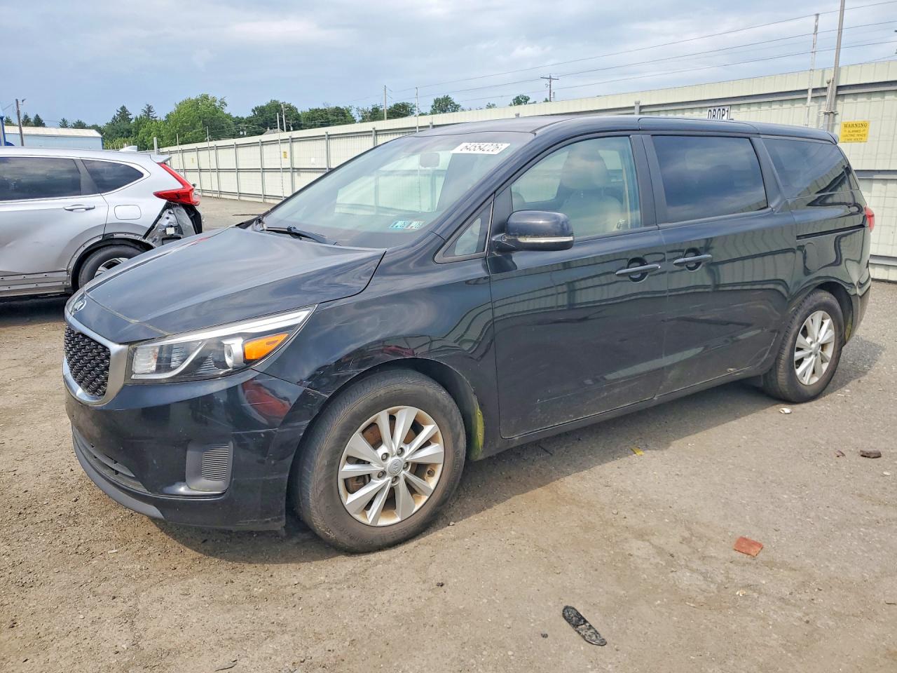 2017 Kia Sedona LX, VIN KNDMB5C19H6225913 — Бок