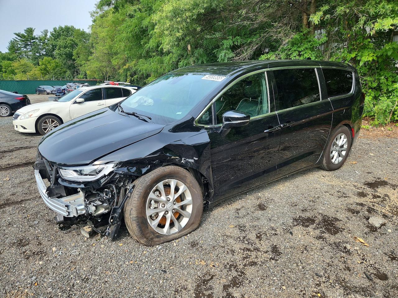 2026 Chrysler Pacifica Limited, VIN 2C4RC1GG3TR270941 — Front end