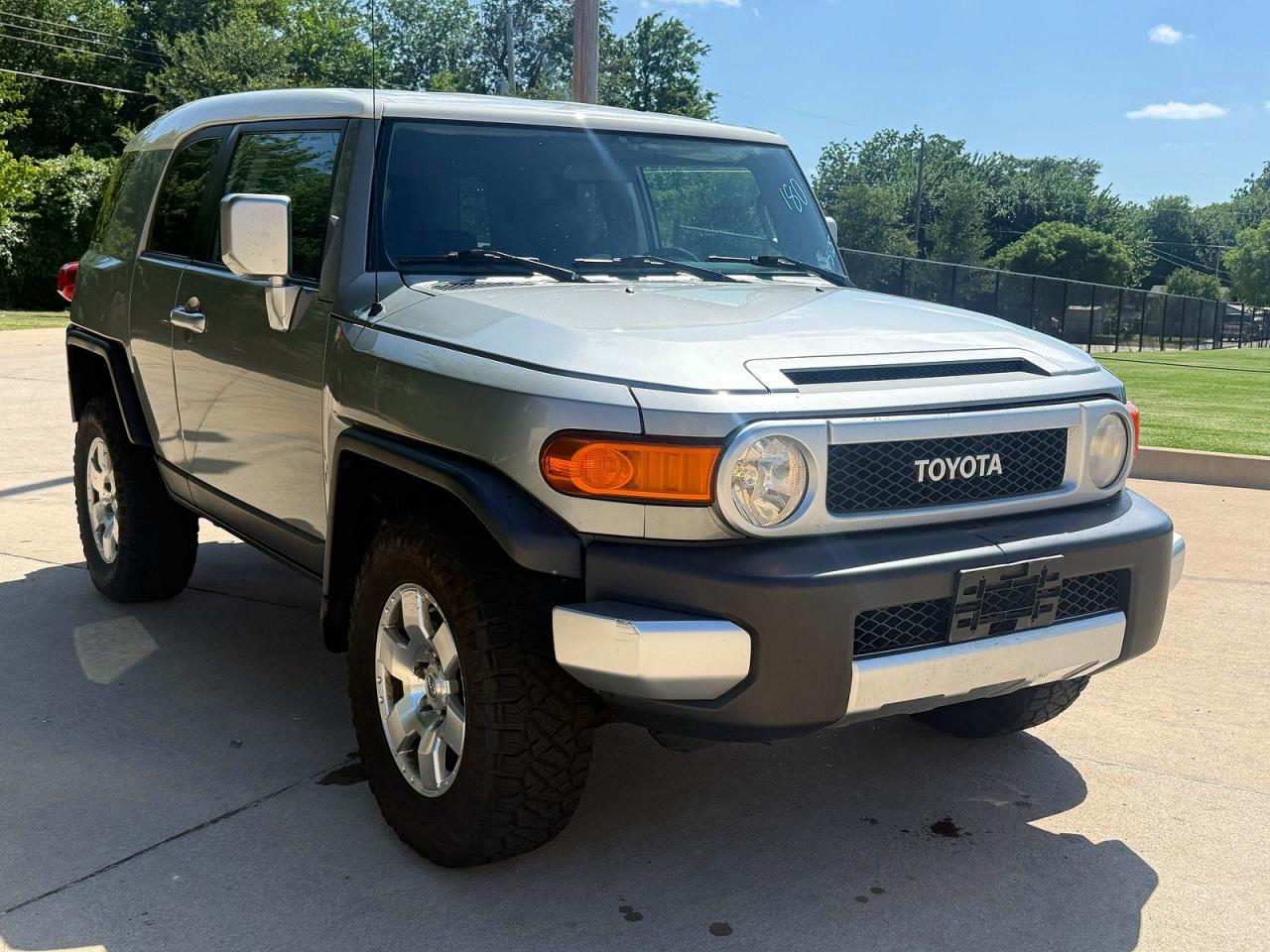 2009 Toyota FJ Cruiser, VIN JTEBU11F09K067152 — Minor dents and scratches