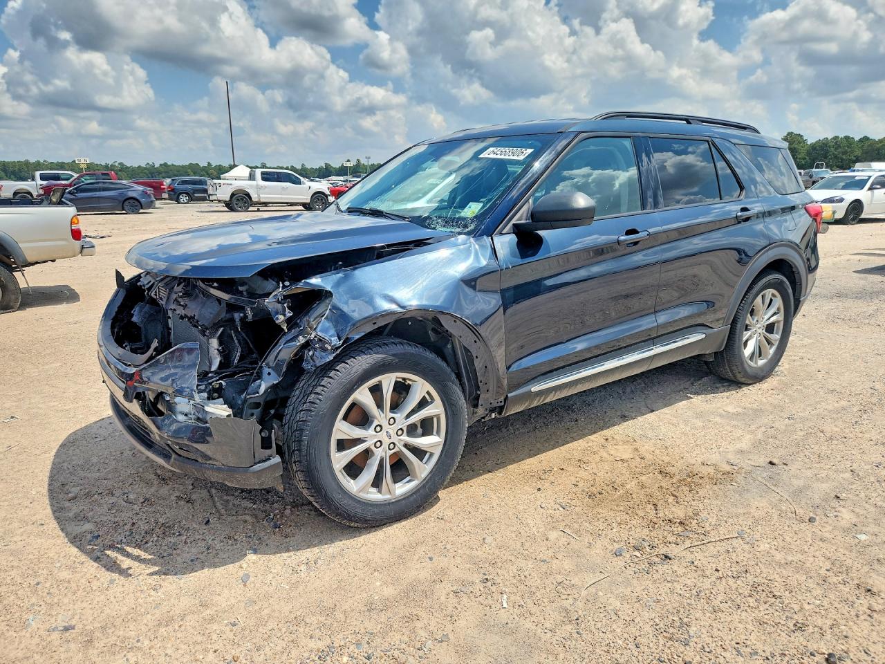 2022 Ford Explorer XLT, VIN 1FMSK7DH4NGC01390 — Перед