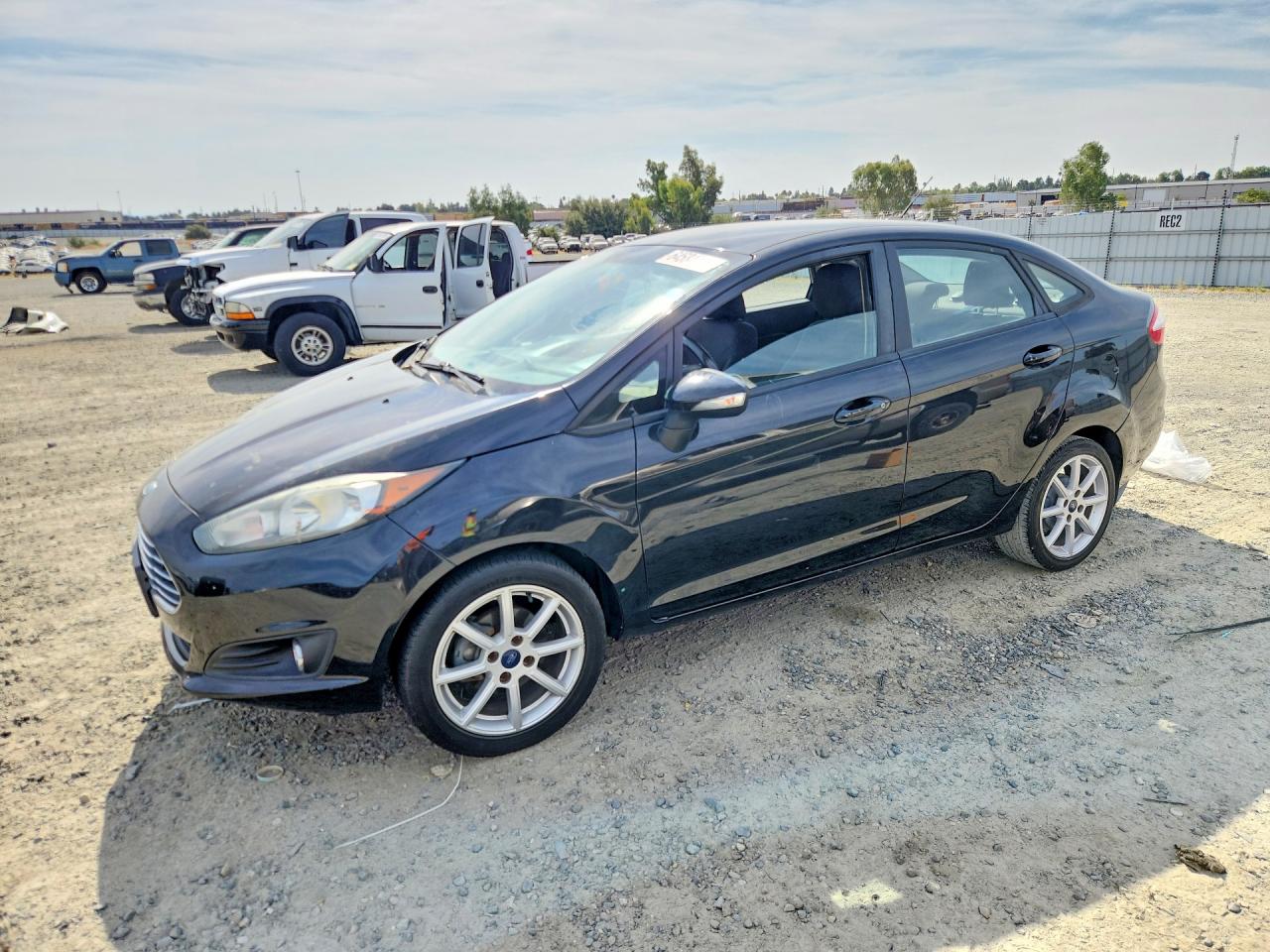 2015 Ford Fiesta SE, VIN 3FADP4BJ2FM164727 — Перед