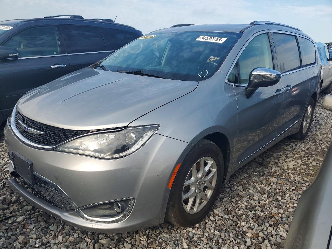 2020 Chrysler Pacifica Touring L, VIN 2C4RC1BG5LR279681 — Front end