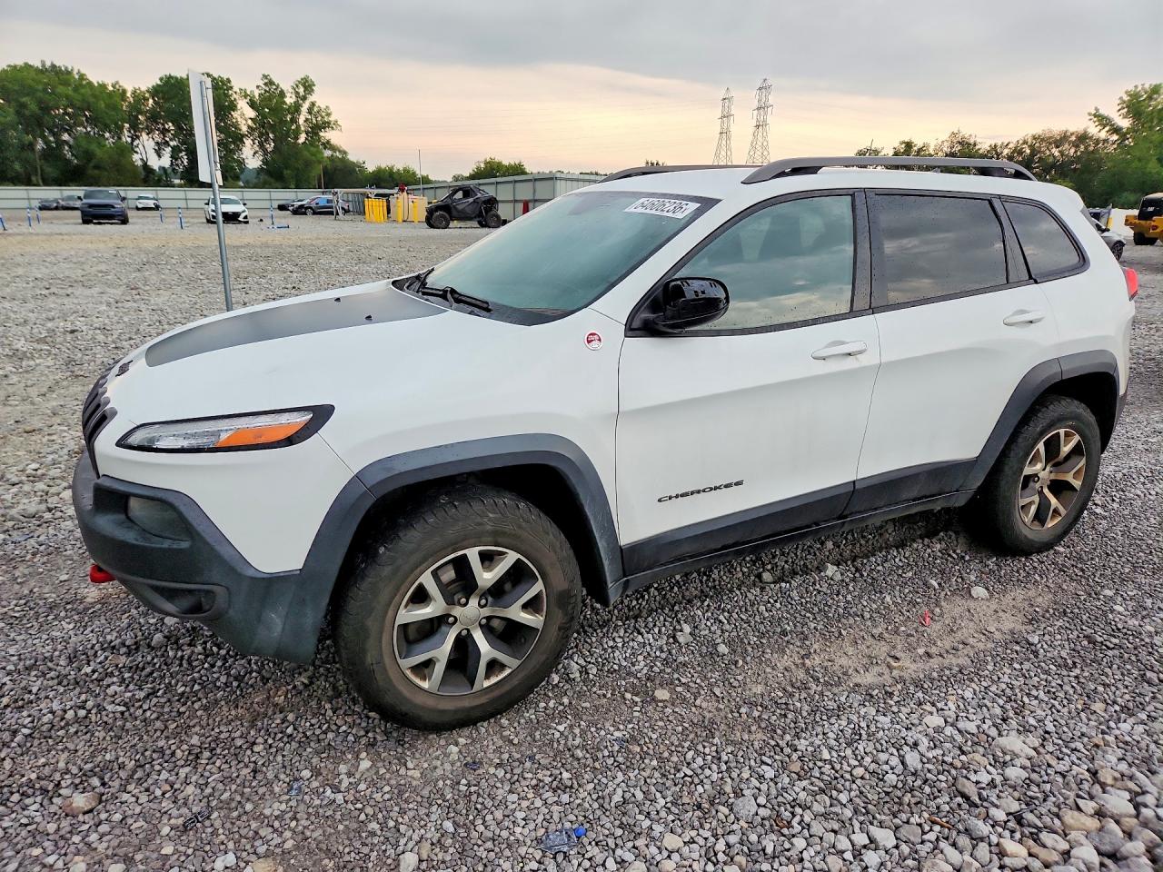 2015 Jeep Cherokee Trailhawk, VIN 1C4PJMBS6FW667436 — Minor dents and scratches