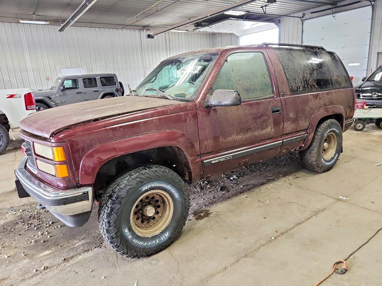 1995 GMC Yukon, VIN 1GKEK18K0SJ743870 — Зад