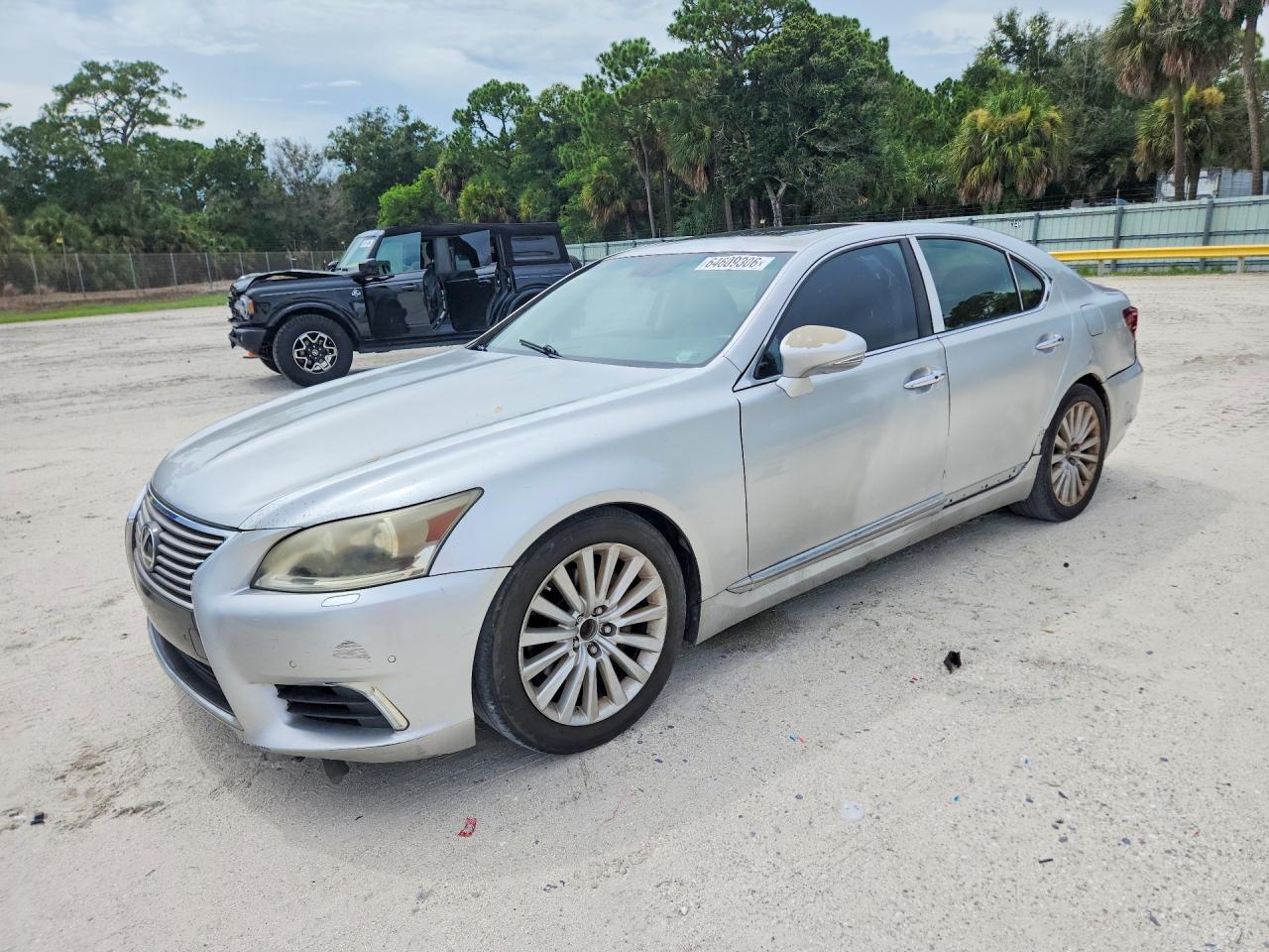 2013 Lexus LS 460, VIN JTHBL5EF6D5116983 — Бок