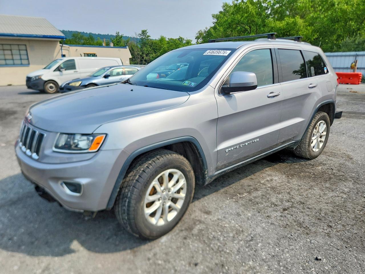 2015 Jeep Grand Cherokee Laredo, VIN 1C4RJEAG9FC714035 — Перед