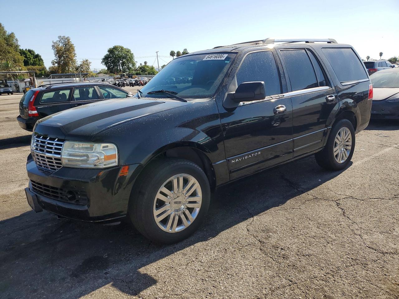 2011 Lincoln Navigator, VIN 5LMJJ2J51BEJ09461 — Rear end