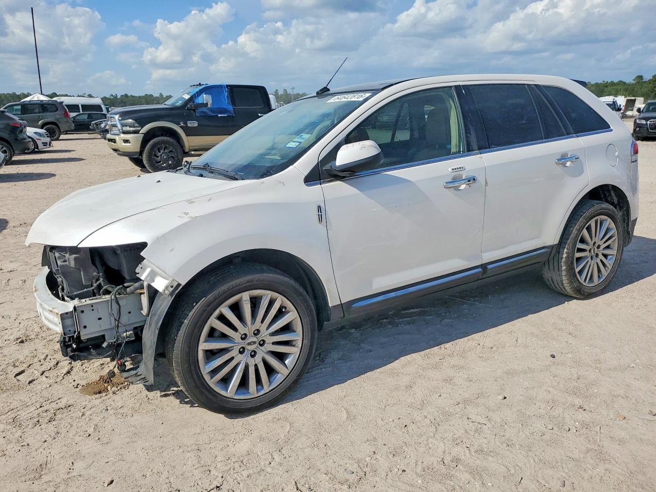 2011 Lincoln MKX, VIN 2LMDJ6JK1BBJ33143 — Перед