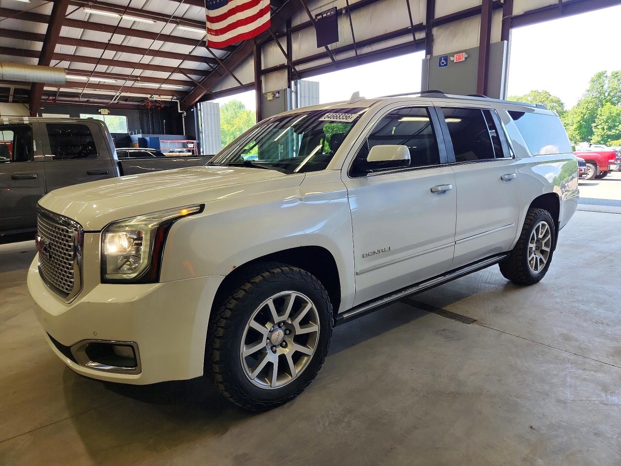 2017 GMC Yukon XL Denali, VIN 1GKS2HKJ6HR347092 — Мелкие вмятины и царапины