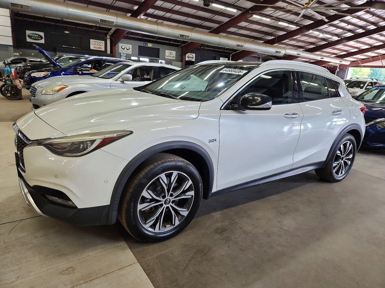 2017 Infiniti QX30 Premium, VIN SJKCH5CR3HA025992 — Minor dents and scratches