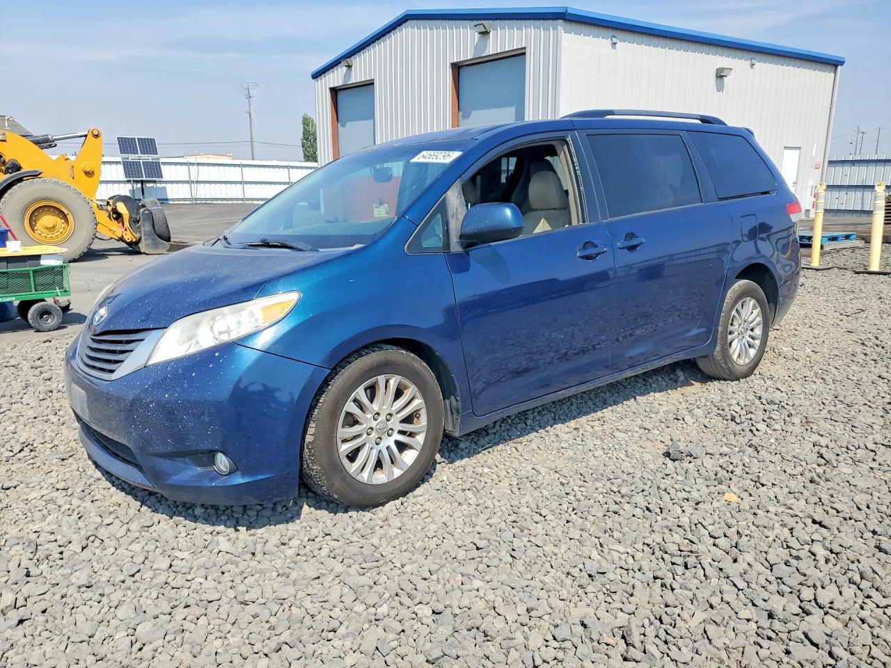 2011 Toyota Sienna XLE, VIN 5TDYK3DC1BS093596 — Front end