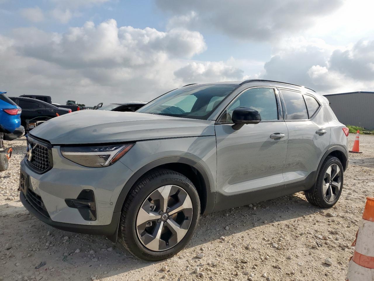 2025 Volvo XC40 Plus Dark Theme, VIN YV4L12UC3S2592377 — Перед
