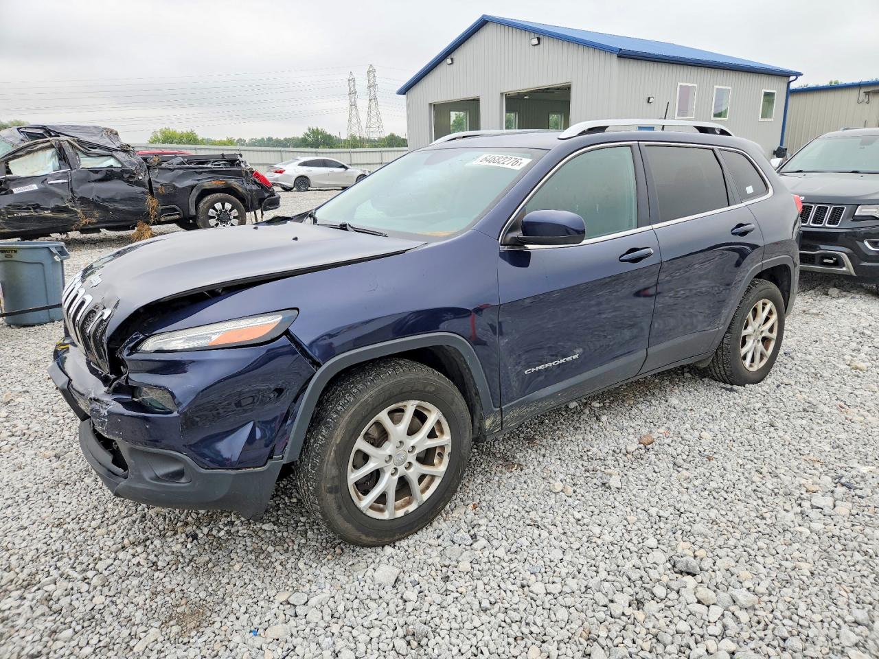 2016 Jeep Cherokee Latitude, VIN 1C4PJMCB7GW338258 — Перед