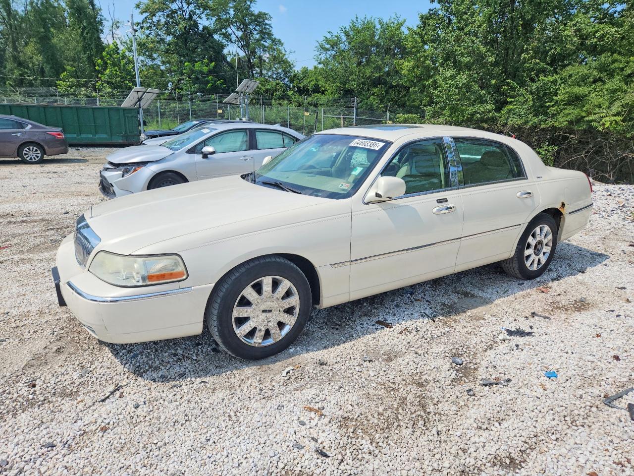 2007 Lincoln Town Car Designer Series, VIN 1LNHM83W57Y613776 — Front end