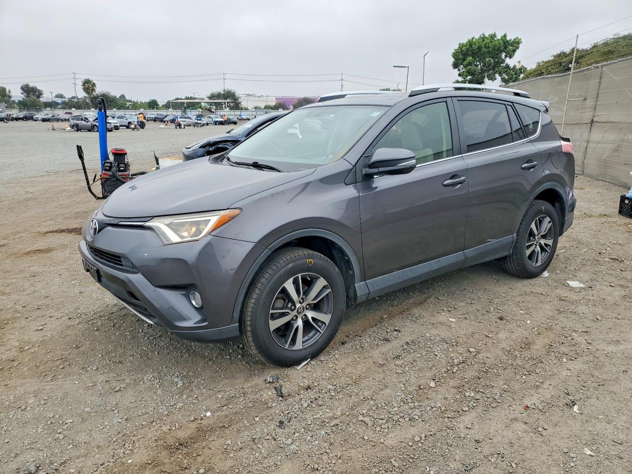 2016 Toyota RAV4 XLE, VIN JTMWFREV5GJ092924 — Зад