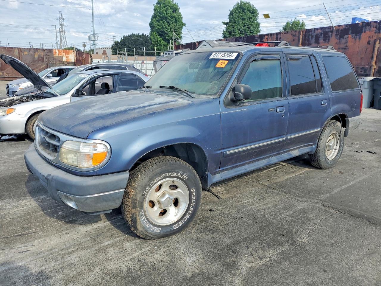 2000 Ford Explorer XLT, VIN 1FMZU63E8YUB38827 — Normal wear