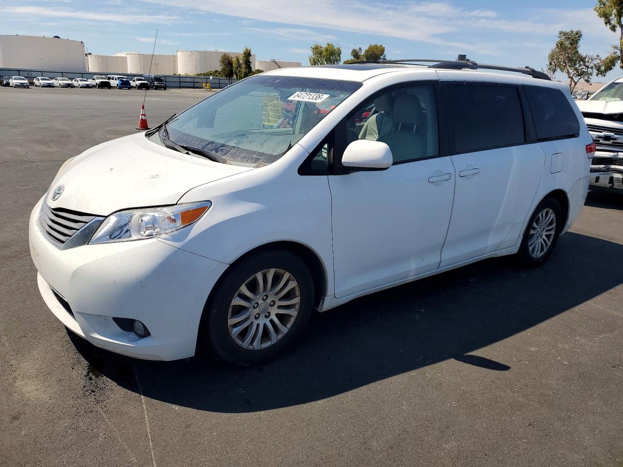 2011 Toyota Sienna XLE, VIN 5TDYK3DC9BS114386 — Vandalism