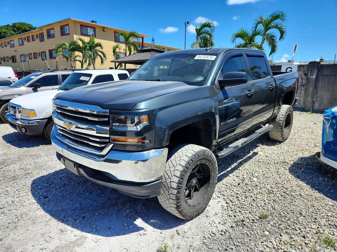 2018 Chevrolet Silverado 1500 LT, VIN 3GCUKREC6JG157872 — Minor dents and scratches