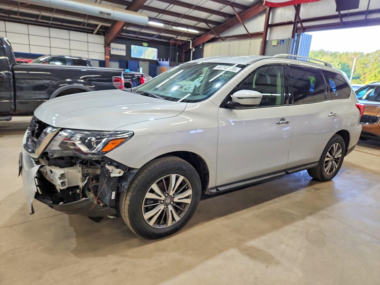 2017 Nissan Pathfinder SV, VIN 5N1DR2MM1HC670100 — Перед