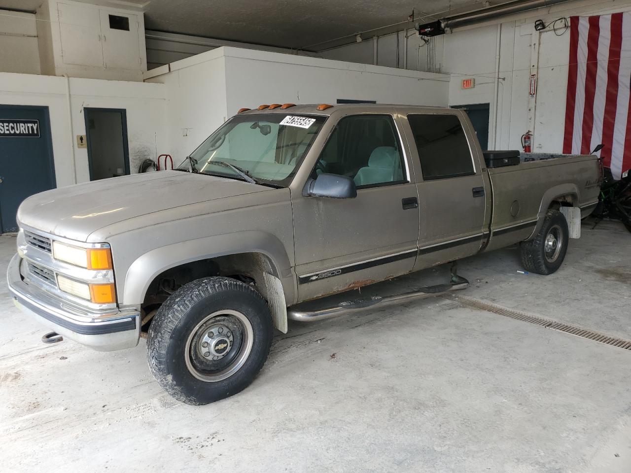 2000 Chevrolet Silverado 3500, VIN 1GCHK33J2YF423075 — Rear end