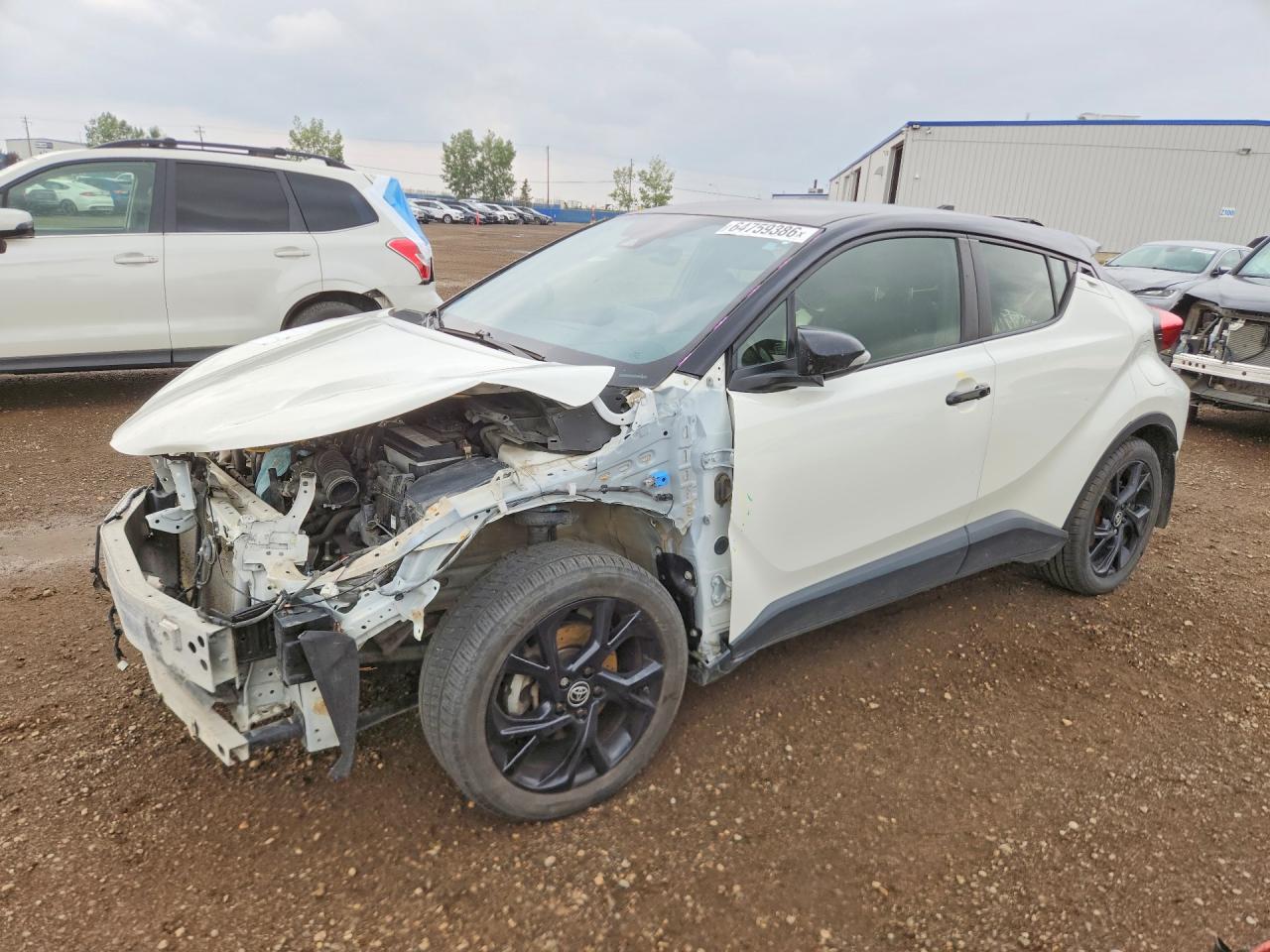 2021 Toyota C-HR XLE, VIN JTNKHMBX2M1119439 — Перед