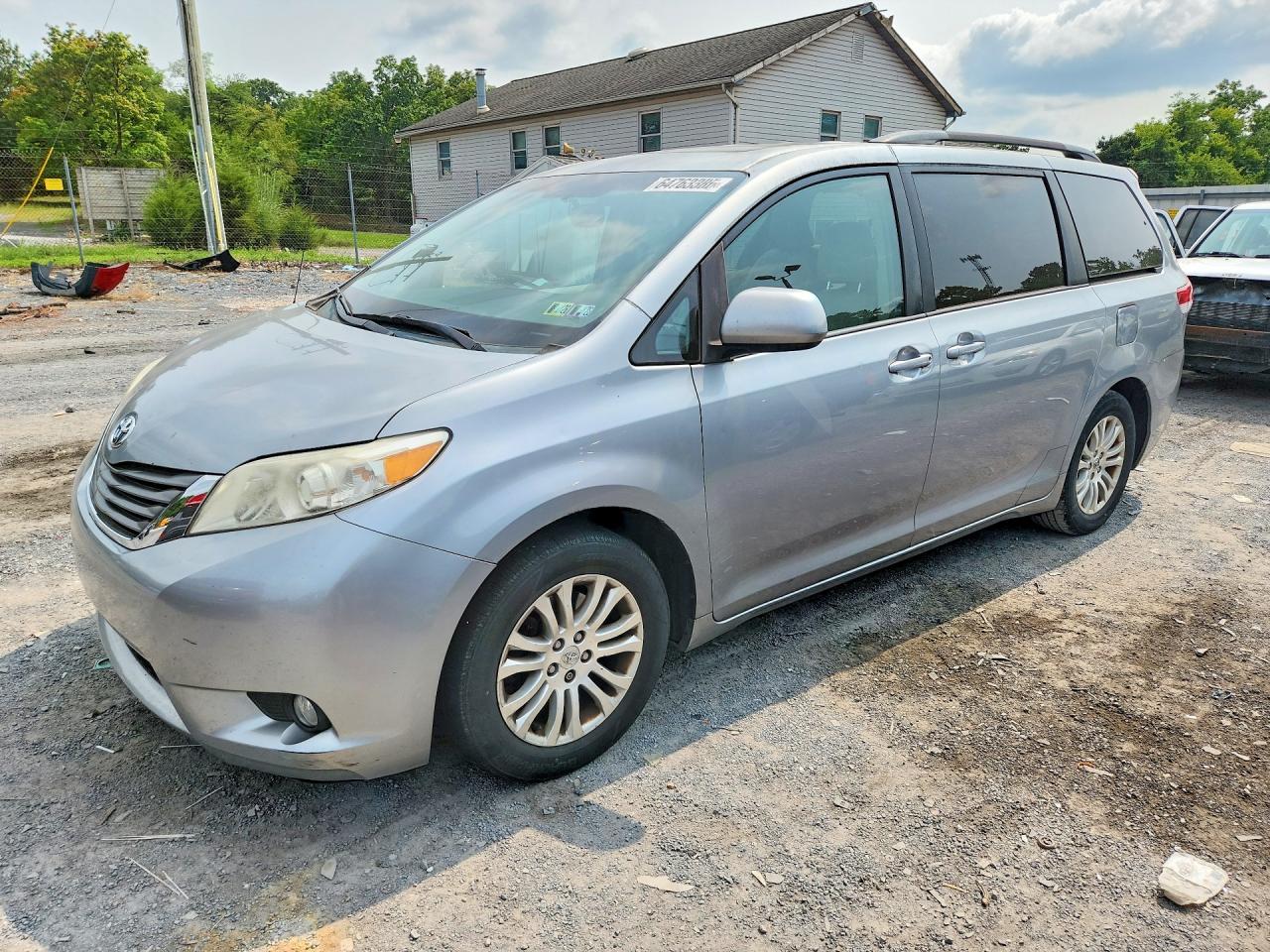 2014 Toyota Sienna XLE, VIN 5TDYK3DC0ES422020 — Front end