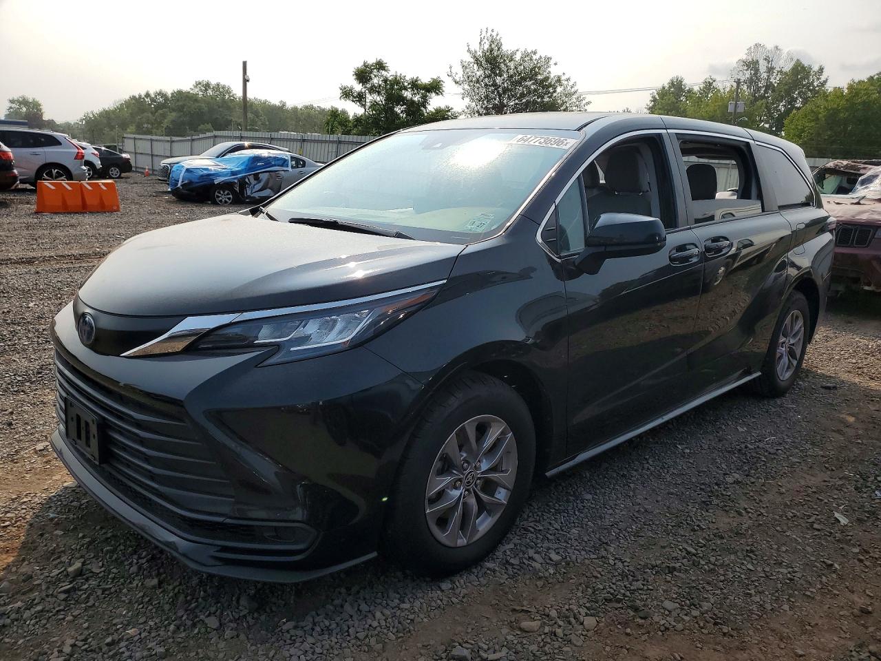 2022 Toyota Sienna LE, VIN 5TDKRKEC8NS102440 — Rear end