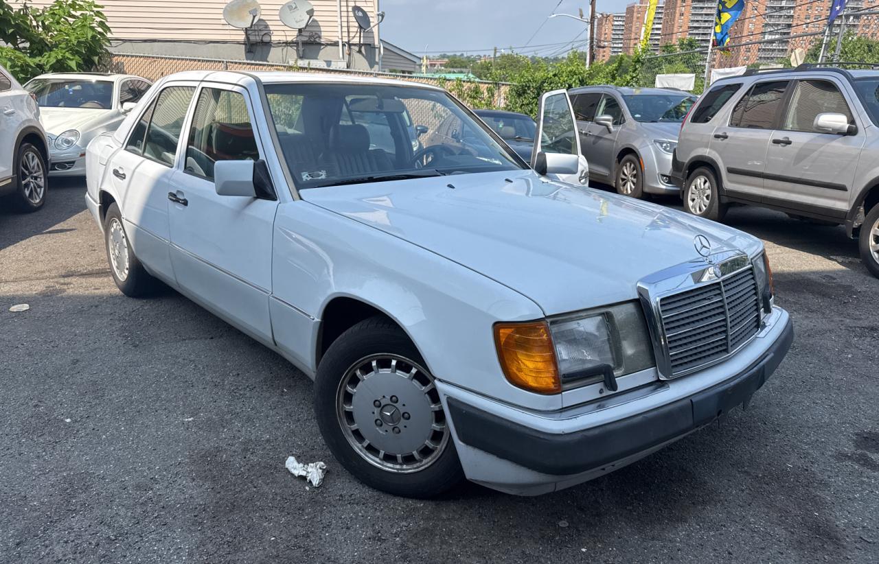 1992 Mercedes-Benz 260, VIN WDBEA26D0NB615523 — Normal wear