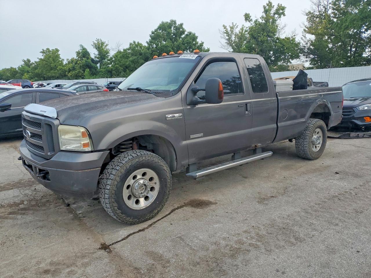2005 Ford F-350 XL, VIN 1FTWX33P05EC75524 — Side