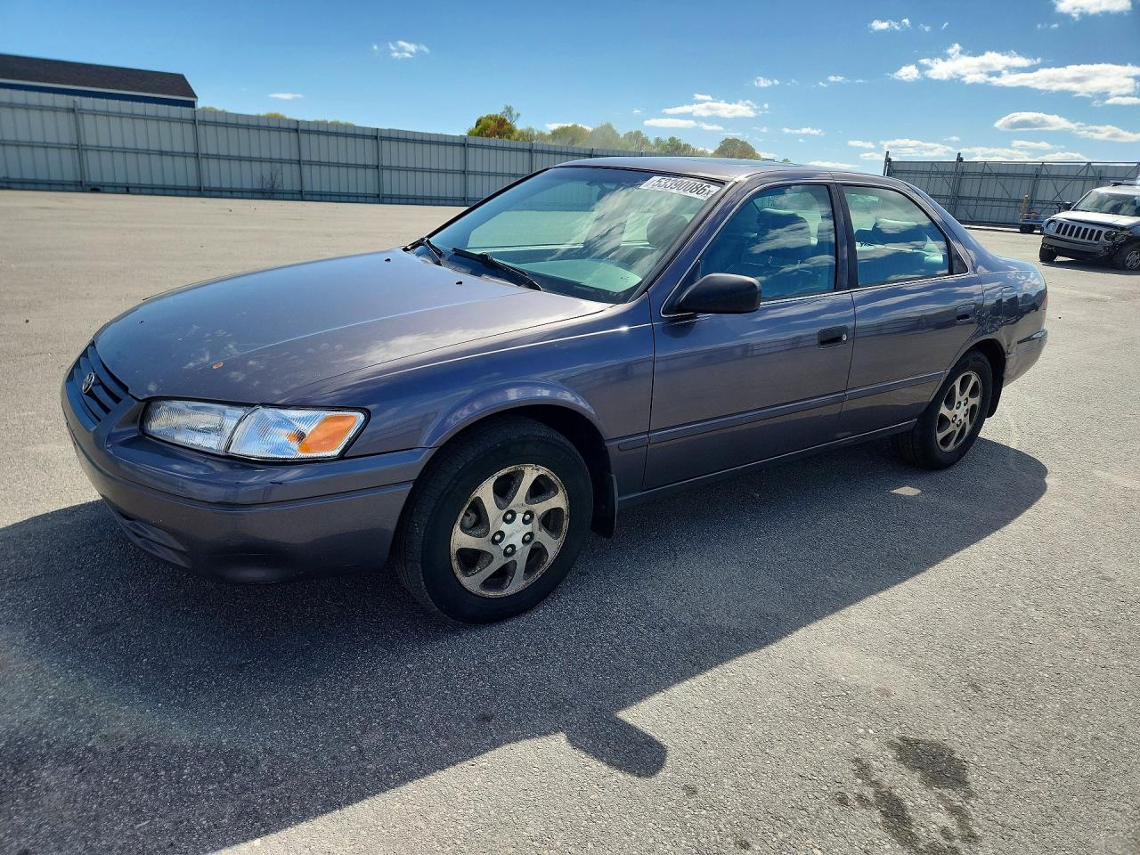 1998 Toyota Camry LE, VIN 4T1BF28K8WU056628 — Front end