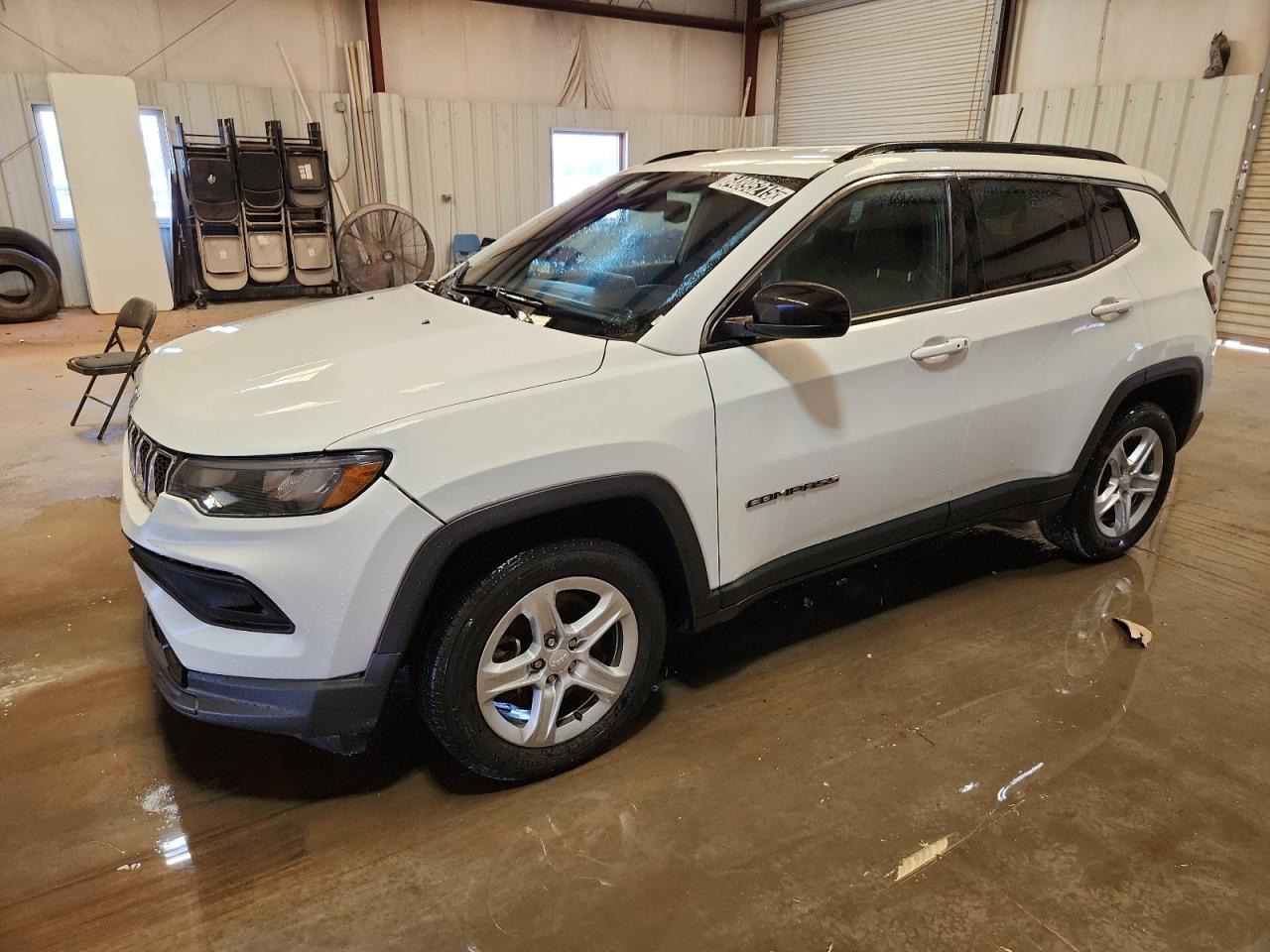 2023 Jeep Compass Latitude, VIN 3C4NJDBNXPT561810 — Front end