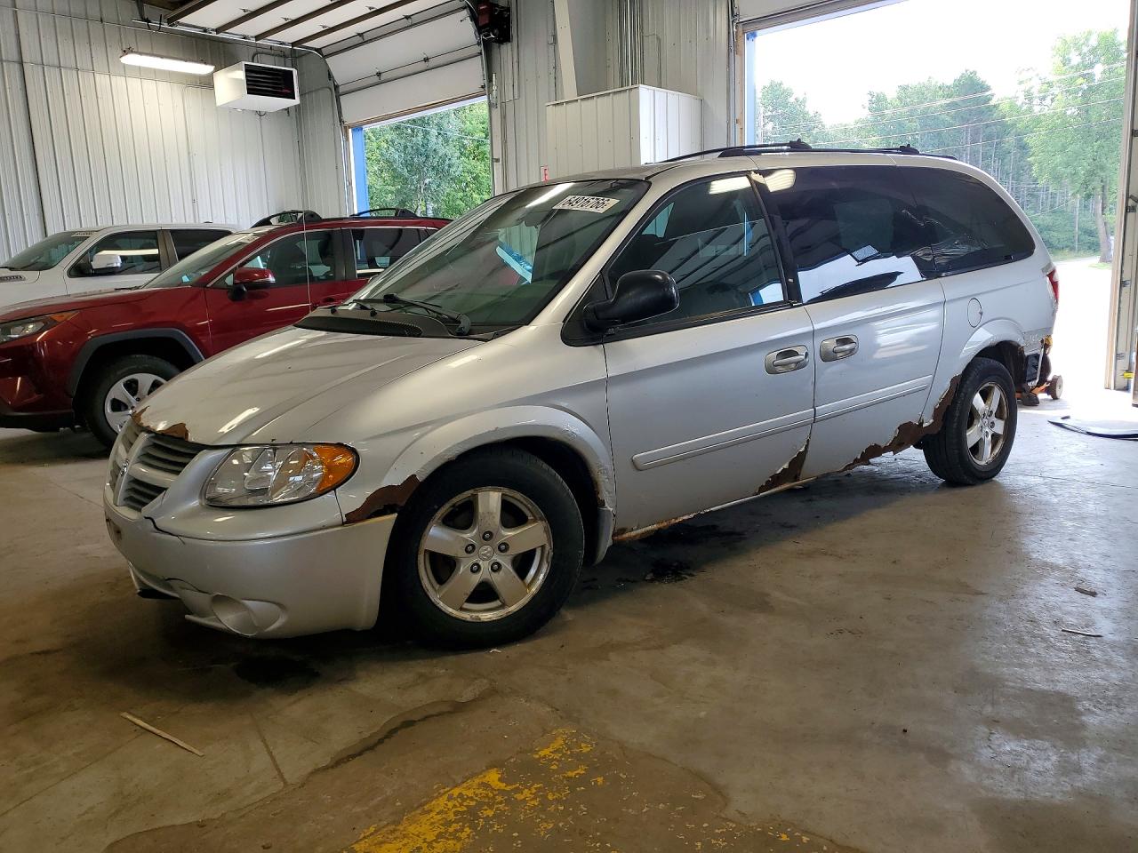 2005 Dodge Caravan SXT, VIN 2D4GP44L15R389544 — Зад