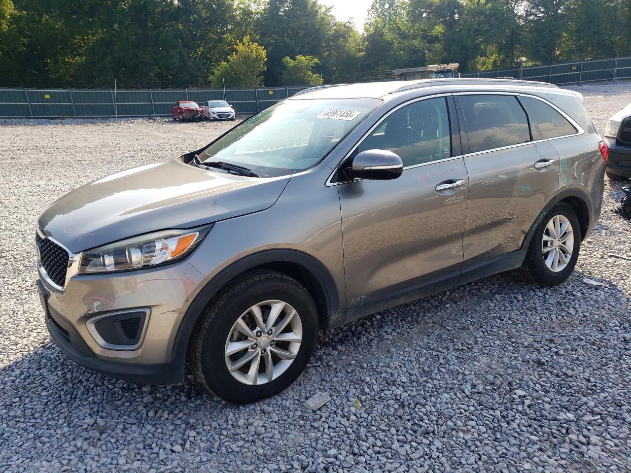 2016 Kia Sorento LX, VIN 5XYPGDA34GG061785 — Бок